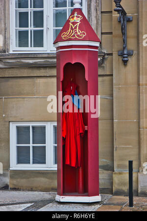 Reale Danese di vita delle guardie mantello rosso appeso nella garitta al di fuori del Palazzo Amalienborg, Copenhagen, Danimarca e Scandinavia Foto Stock
