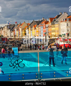 Inderhavnsbroen (Inner Harbour Bridge), Nyhavn, Copenhagen, Danimarca e Scandinavia Foto Stock