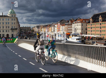 Inderhavnsbroen (Inner Harbour Bridge), Nyhavn, Copenhagen, Danimarca e Scandinavia Foto Stock