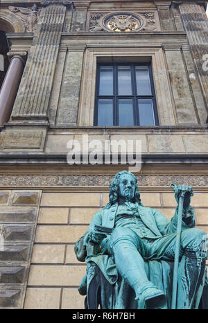 Statua di Ludvig Holberg davanti al Royal Danish Theatre (Det Kongelige Teater, Copenhagen, Danimarca e Scandinavia Foto Stock