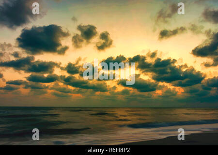 Sun rise dal Golfo di Thailandia durante la stagione delle piogge nel sud della Thailandia Foto Stock