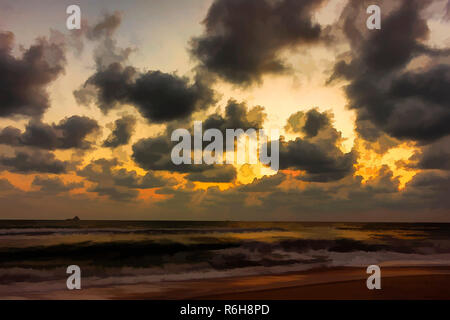 Sun rise dal Golfo di Thailandia durante la stagione delle piogge nel sud della Thailandia Foto Stock