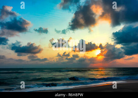 Sun rise dal Golfo di Thailandia durante la stagione delle piogge nel sud della Thailandia Foto Stock