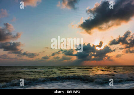 Sun rise dal Golfo di Thailandia durante la stagione delle piogge nel sud della Thailandia Foto Stock