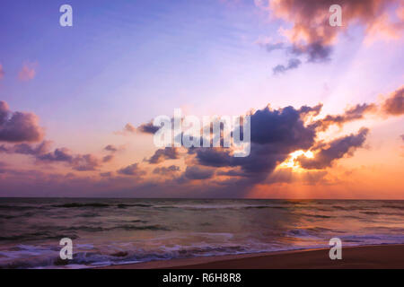 Sun rise dal Golfo di Thailandia durante la stagione delle piogge nel sud della Thailandia Foto Stock