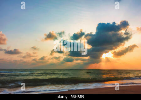 Sun rise dal Golfo di Thailandia durante la stagione delle piogge nel sud della Thailandia Foto Stock