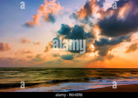 Sun rise dal Golfo di Thailandia durante la stagione delle piogge nel sud della Thailandia Foto Stock