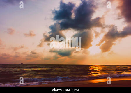 Sun rise dal Golfo di Thailandia durante la stagione delle piogge nel sud della Thailandia Foto Stock