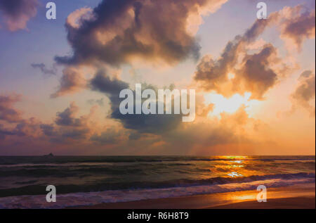 Sun rise dal Golfo di Thailandia durante la stagione delle piogge nel sud della Thailandia Foto Stock