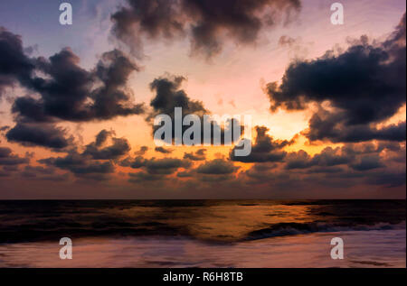 Sun rise dal Golfo di Thailandia durante la stagione delle piogge nel sud della Thailandia Foto Stock