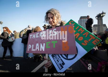 Estinzione clima di ribellione manifestanti radunati a Londra tenta di bloccare cinque ponti principale attraverso il Fiume Tamigi impegnativa azione per il clima, REGNO UNITO Foto Stock