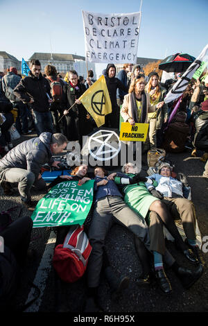 Estinzione clima di ribellione manifestanti radunati a Londra tenta di bloccare cinque ponti principale attraverso il Fiume Tamigi impegnativa azione per il clima, REGNO UNITO Foto Stock