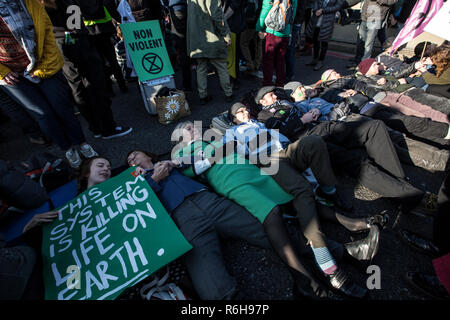 Estinzione clima di ribellione manifestanti radunati a Londra tenta di bloccare cinque ponti principale attraverso il Fiume Tamigi impegnativa azione per il clima, REGNO UNITO Foto Stock