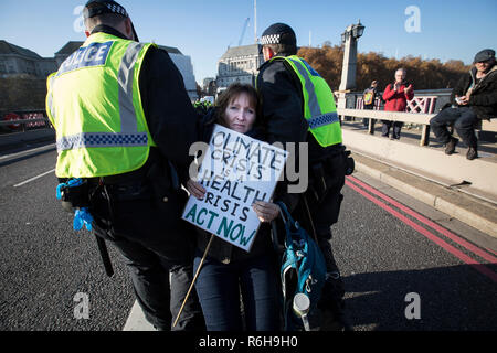 Estinzione clima di ribellione manifestanti radunati a Londra tenta di bloccare cinque ponti principale attraverso il Fiume Tamigi impegnativa azione per il clima, REGNO UNITO Foto Stock