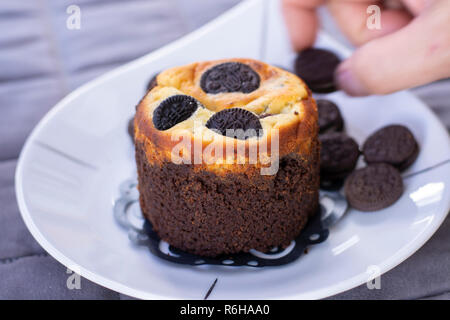Biscotti al cioccolato muffin con i cookie sulla parte superiore Foto Stock