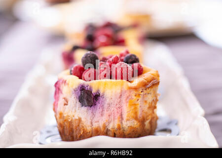 Muffin con fresco mirtillo, mora, mirtillo e fragola pezzi Foto Stock