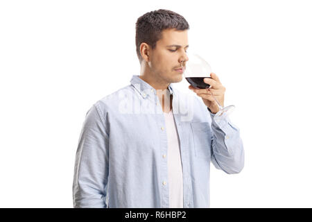 Giovane uomo odore di un bicchiere di vino isolato su sfondo bianco Foto Stock