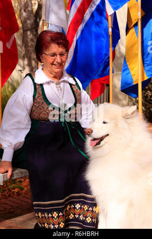 Donna del club Danish-American indossando tradizionale inverno danese costumi in Tucson, AZ Foto Stock