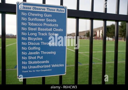 A NON FARE elenco inviato all'ingresso di un pallone da calcio Campo pratica, in Alpine Texas. Foto Stock