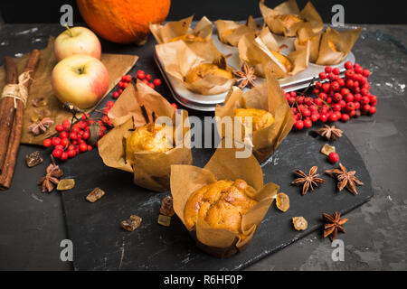 Muffin con zucca e mele su sfondo rustico con decorazioni autunnali. Messa a fuoco selettiva. Foto Stock