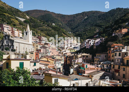 Riomaggiore, Italia - 30 Ottobre 2016: Vista di Riomaggiore, uno dei paesini delle Cinque Terre, su un luminoso giorno. Cinque Terre è stato incluso come un patrimonio mondiale Foto Stock