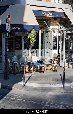 Un bistro tradizionale a Parigi Foto Stock