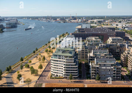 Vista aerea edifici di appartamenti Amsterdam vicino al porto e Northsea canal Foto Stock