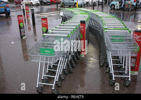 Righe di Asda carrelli di shopping Foto Stock