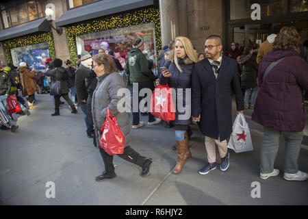 Gli acquirenti al di fuori del magazzino Macy's su Broadway e 34th Street sul Venerdì nero a Manhattan, New York City. Foto Stock