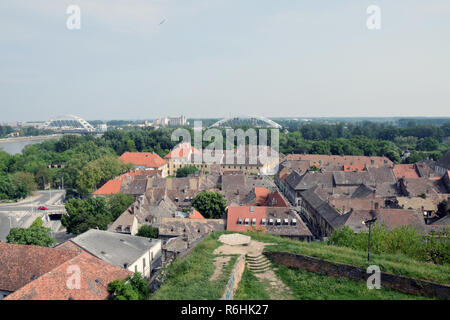 Panorama di Petrovaradin e Novi Sad fotografato dal punto di vista nella Fortezza Petrovaradin. Foto Stock