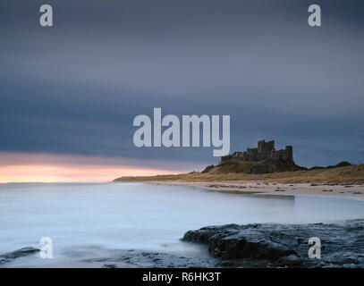 Cercando di fronte alla Harkness rocce nella parte anteriore del castello di Bamburgh. Foto Stock