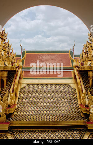 Progettazione di un tetto dorato in un tempio buddista a Bangkok, in Thailandia. Foto Stock