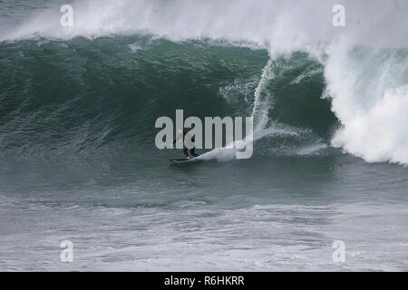 Big Wave Surf a Newquay Cribbar del punto in Fistral Bay, Cornwall, Regno Unito Foto Stock