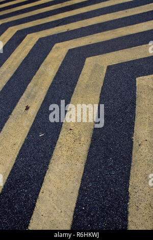 Strisce gialle sul terreno per contrassegnare un alcuna area parcheggio. Foto Stock