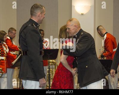 La sig.ra Christine Coetzee, moglie di U.S. Marine Corps Lt. Gen. Robert R. Ruark, vice, Sotto Segretario della Difesa per il personale e la disponibilità, abbracci il Comandante del Marine Corps gen. Robert B. Neller Ruark durante il pensionamento di cerimonia alla caserma marini Washington, Washington, 10 maggio 2017. Ruark in pensione dopo 36 anni NEGLI STATI UNITI Marine Corps. Foto Stock