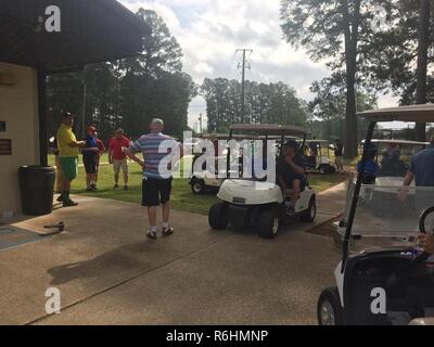 Steve Reedy, Whispering Pines golf course manager, mutandine golfisti sulle regole del torneo, 29 aprile 2017, sul Columbus Air Force Base, Mississippi. Questo segnò l'ultimo torneo in 75 anni di storia di Whispering Pines golf course. Mentre il campo da golf è chiuso, il cafe resterà aperto 10.00 - 2 p.m. Martedì - venerdì e Footgolf è ora libero. Foto Stock