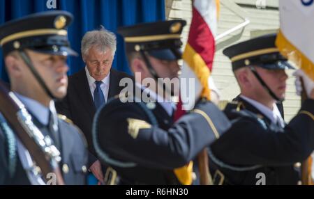 L'ex Segretario della Difesa Chuck Hagel reclina il capo prima della cerimonia di inaugurazione per il suo ritratto ufficiale nel corso di una cerimonia al Pentagono a Washington, 19 maggio 2017. Hagel servito come il ventiquattresimo Segretario della Difesa a partire dal febbraio 2013 al febbraio 2015. Foto Stock