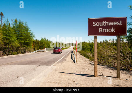 Una vettura attraversa Southwest Brook sull'autostrada Burgeo in Terranova, Canada. Foto Stock