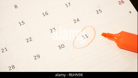 Foglio di calendario con il trentunesimo giorno cerchiato con penna arancione. Fine del mese o anno concept Foto Stock