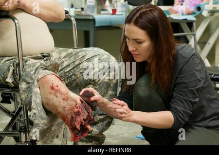 Effetti speciali trucco artisti Yvonne Cox vale ferite protesico per un ruolo di giocatore che agiranno come una simulazione di incidente su una missione di addestramento come parte di acero risolvere 17, l'esercito canadese's premiere di brigata di convalida a livello di esercizio in esecuzione potrebbe 14-29 a Camp Wainwright, Alberta, Canada. Il ruolo che i giocatori giocano una parte integrante per la formazione, consentendo ai soldati di reagire alla vita-simili, tempo reale situazioni che vanno da medevac, ostili nemici e impegni di media. Come parte dell'esercizio, IL GOVERNO DEGLI STATI UNITI Esercito è in grado di fornire una vasta gamma di lotta e di elementi di supporto. Questi elementi includono s Foto Stock