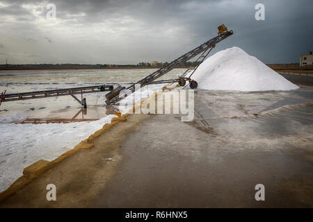 Vecchio mulino a vento e saltwork in Trapani, Siciily, Settembre 2017 Foto Stock