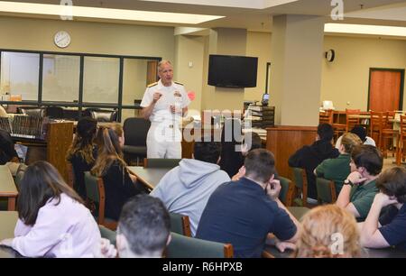 MEMPHIS, Tennessee (9 maggio 2017) posteriori Adm. Paolo Pearigen, comandante della Marina militare occidentale della medicina e un laureato di Briarcrest scuola Cristiana, parla con gli studenti di Briarcrest circa l importanza di avere una forte presenza della Marina Militare in aree del paese durante il Memphis Navy settimana. Navy settimana programmi è servire come la Marina Il principale sforzo di divulgazione in aree del paese senza una significativa presenza della Marina. Foto Stock