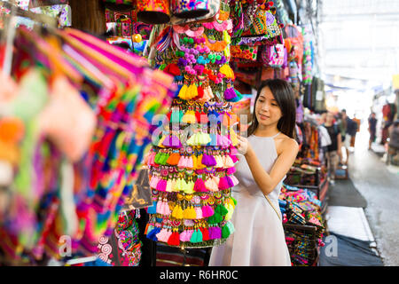 Donna Godetevi lo shopping nel mercato del weekend Foto Stock