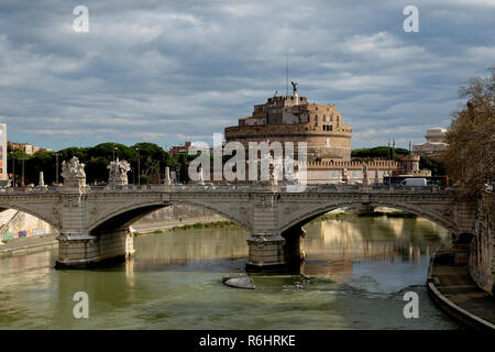 Vista sul fiume Tevere a "Vittorio Emanuele II " bridge e il Castello di Sant'Angelo a Roma Foto Stock