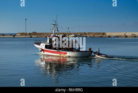 Porto di Marsala, Sicilia, Italia 19 settembre 2017 - barca Fisching uscendo dalla porta al mattino Foto Stock