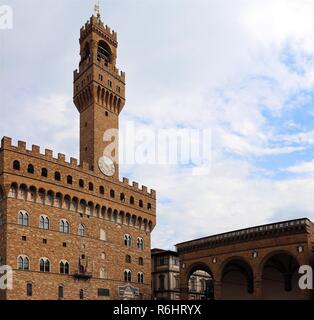 Palazzo Vecchio a Firenze anche chiamato PALAZZO VECCHIO in Italia con la torre antica nella piazza principale Foto Stock