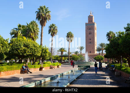 La Moschea di Koutoubia, Marrakech, con fontane e giardini, - il più grande e più antica moschea di Marrakech, Marocco, Africa del Nord Foto Stock