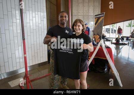 Un partecipante della Nazionale femminile ai Campionati di wrestling tiene alto il suo premio per il completamento 20 di pull-up, 20 maggio 2017 a Irving Convention Center. L'evento comprendeva donne provenienti da tutta la nazione in competizione in quattro stili di wrestling. Foto Stock