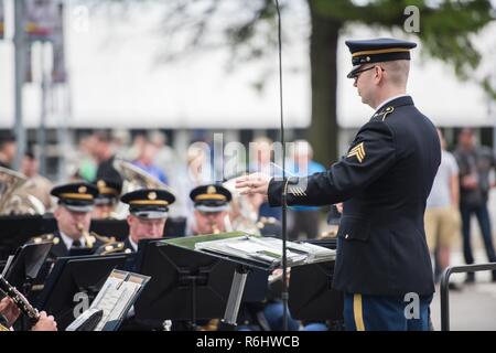 La trentottesima divisione di fanteria Band esegue durante il comune di arruolamento cerimonia su forze armate Day Weekend al Motor Speedway di Indianapolis il 21 maggio 2017. Foto Stock