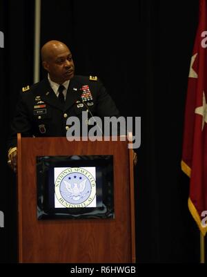 Lt. Gen. Larry Wyche, vice comandante dell esercito Materiel Command, indirizzi l importanza della cyber assurance parlando ai membri della National Space Club-Huntsville presso il centro di Jackson in Huntsville maggio 15. Foto Stock